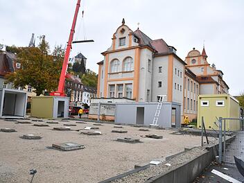 Die Container, in denen einige Klassen während der Sanierung des Clavius-Gymnasiums unterrichtet wurden, werden nun abgebaut. Foto: Ronald Rinklef