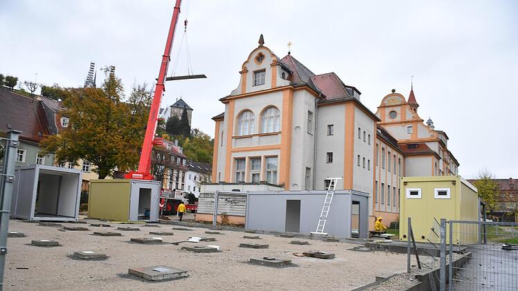 Die Container, in denen einige Klassen während der Sanierung des Clavius-Gymnasiums unterrichtet wurden, werden nun abgebaut. Foto: Ronald Rinklef