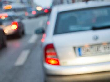 Zu einem schweren Unfall ist es in Ochsenfurt auf einem Parkplatz gekommen. Eine Frau wurde zwischen zwei Autos eingequetscht und hierbei verletzt. Symbolfoto: Jens B&uuml;ttner/dpa.