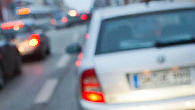Zu einem schweren Unfall ist es in Ochsenfurt auf einem Parkplatz gekommen. Eine Frau wurde zwischen zwei Autos eingequetscht und hierbei verletzt. Symbolfoto: Jens B&uuml;ttner/dpa.