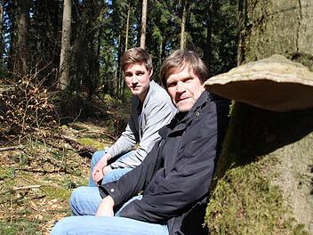 Ralf Bartoniek (links) und Daniel Gareis im Zeyerngrund - den Blick auf einen Zunderschwamm gerichtet. Foto: Anna-Lena Deuerling