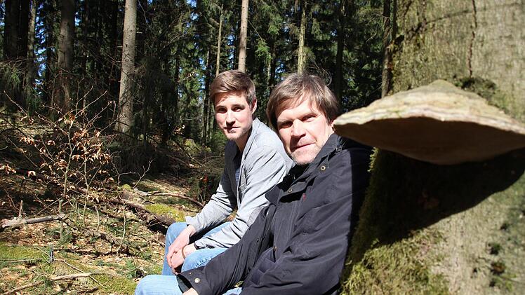 Ralf Bartoniek (links) und Daniel Gareis im Zeyerngrund - den Blick auf einen Zunderschwamm gerichtet. Foto: Anna-Lena Deuerling