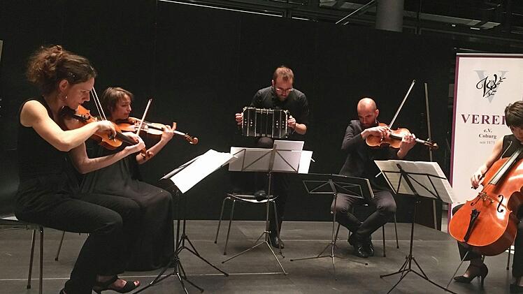 Das Quator Voce und der Bandoneonist Pierre Cussac (Mitte) beeindruckten in Coburg (von links): Cecile Roubin, Sarah Dayan,  Guillaume Becker und Lydia Shelley.Foto: Jochen Berger