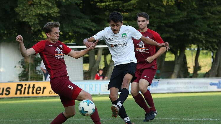 Avian Kain hat den Ausgleich auf dem Schlappen, scheitert aber am SVB-Keeper. Fabian Kupfer (li.) kommt zu spät.