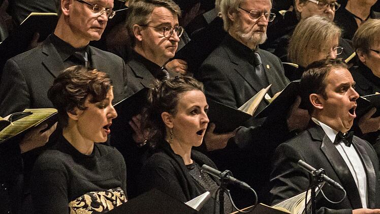 Der Coburger Bachchor  Peter Stenglein beeindruckte zahlreiche Zuhörer in der Morizkirche. Im Mittelpunkt des Konzerts unter Leitung von Peter Stenglein stand die Uraufführung eines neuen Werkes des aus Coburg stammenden Komponisten Marcus M. Reißenberger.Foto: Jochen Berger