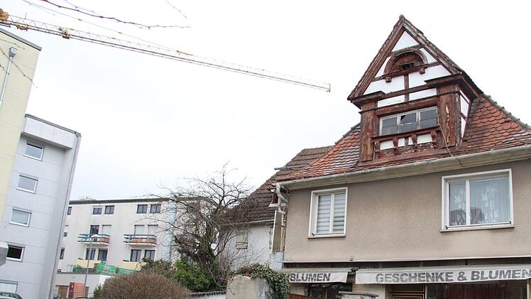 Die Stadt Höchstadt  plant den Abriss des ehemaligen Blumenladens am Vogelseck für eine bessere Zufahrt zum Gesundheitszentrum. Foto: Christian Bauriedel