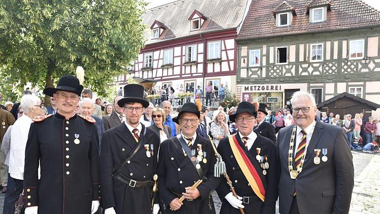 Die Stadt Königsberg vergab Medaillen für 25- und 50-malige ununterbrochene Teilnahme am Ausmarsch der Bürgerwehr an Fourier Markus Daub (25 Mal, Zweiter von links), Tambour Helmut Daub und Tampourmajor Erich Barfuß (weiter von links, beide 50 Mal)  Foto: Gerolt Snater