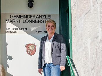 Regina Bruckmann ist die Nachfolgerin von Stefan Hempel im Lonnerstadter Rathaus. Eines ihrer Hauptanliegen ist die Belebung des alten Ortskerns. Es wird sie ihre Amtszeit über begleiten.  Fotos: privat