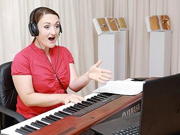 Cornelia Schmid probt online mit den Aktiven des Volkschors. Foto: privat