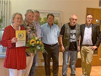 Ehrungen und Neuwahlen gab es bei der Jahreshauptversammlung des Schweinfurter Vereins zur Hilfe für Kinder der Dritten Welt e.V.: (von links) Edith und Siegfried Wernau  (Schonungen), Herbert Weichold (2. Vorsitzender), Horst Liebenstein  (neuer Kassenwart), Heinrich Hackenberg  (1. Vorsitzender) und Sven  Zillmer (ausgeschiedener Kassenwart). Foto: Helmut Schnapp