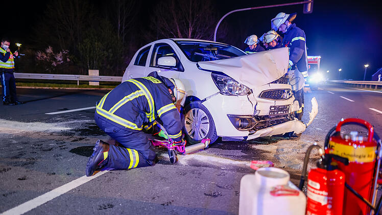 Zirndorf: Kollision auf der St 2245 - Rettungswagen, Polizei und Feuerwehr im Einsatz