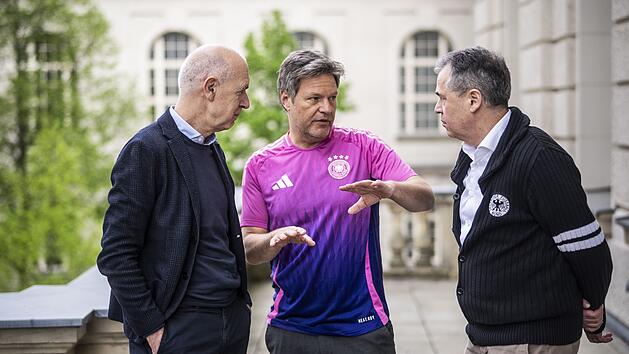 Bundesminister Habeck trifft DFB-Bosse im pinken Trikot