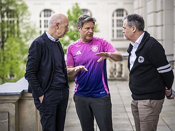 Bundesminister Habeck trifft DFB-Bosse im pinken Trikot