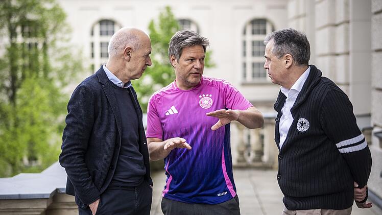 Bundesminister Habeck trifft DFB-Bosse im pinken Trikot
