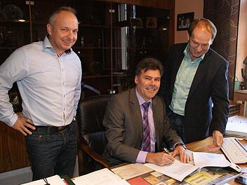 Fast wie vorgezogene Weihnachten empfanden Bürgermeister Thomas Sechser und sein Mitarbeiter Thomas Mahr (links) am Montag die Unterzeichnung des Vertrags zum Breitbandausbau in Oberaurach mit Richard Dees von der Telekom (rechts). Foto: Sabine Weinbeer