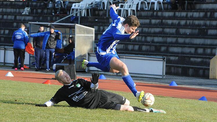 Drüberflieger: Julian Göller vom TSV Münnerstadt hat keine Probleme beim Überwinden des lebendigen Hindernisses, gebildet vom Forster Jonas Meder. Foto: Hopf