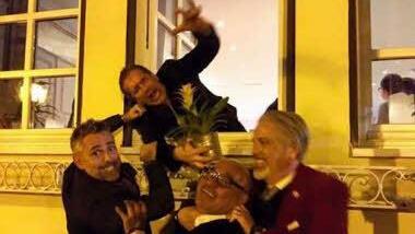 Das Gerangel um den besten Löffel fand am Mittwochabend eine spaßige Fortsetzung in Wirsberg: Die Coaches Herrmann und Trettl (links) ringen mit den Kandidaten Marco und Frank um die goldene Ananas. Foto: privat