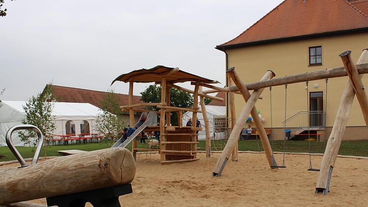 So präsentiert sich  der frühere Schulgarten heute: als großer Spielplatz. Foto: Evi Seeger