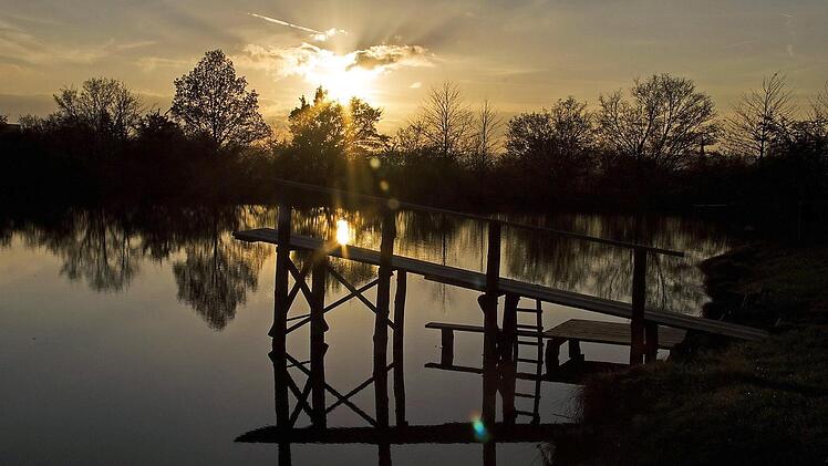 Als idyllischer Natursee ist der Goßmannsdorfer See für viele Wasserratten aus dem Hofheimer Land ein gefragter Anziehungspunkt. Doch jetzt gibt es Probleme. Foto: René Ruprecht