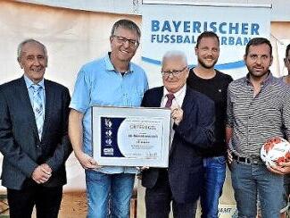 Strahlende Gesichter bei Vertretern des SC Maroldsweisach und den "Offiziellen." Das Foto zeigt (von links): Helmut Beck, Michael Hauck, Bezirksehrenamtsreferent Toni Adelhardt, Vereinsehrenamtsbeauftragter des SCM Thomas Sauer, Kreisehrenamtsbeauftragten Edgar Hedrich, Daniel Döhler, Ralf Beck, Christian Müller, Kreisspielleiter Gerald Makowski und Zweiten Bürgermeister Harald Deringer  Foto: SC Maroldsweisach