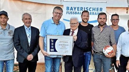 Strahlende Gesichter bei Vertretern des SC Maroldsweisach und den "Offiziellen." Das Foto zeigt (von links): Helmut Beck, Michael Hauck, Bezirksehrenamtsreferent Toni Adelhardt, Vereinsehrenamtsbeauftragter des SCM Thomas Sauer, Kreisehrenamtsbeauftragten Edgar Hedrich, Daniel Döhler, Ralf Beck, Christian Müller, Kreisspielleiter Gerald Makowski und Zweiten Bürgermeister Harald Deringer  Foto: SC Maroldsweisach
