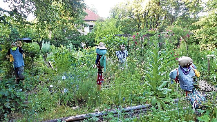 Die von der Kindergruppe des Obst- und Gartenbauvereins Schmölz gebauten Vogelscheuchen vertreiben weder Vögel noch Menschen, sondern laden ein zum Besuch dieses idyllischen Plätzchens.