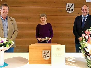 Reinhold Hofmann (l.) und Johannes Krapp gratulierten Angelika &Ouml;felein zum Dienstjubil&auml;um. Foto: privat