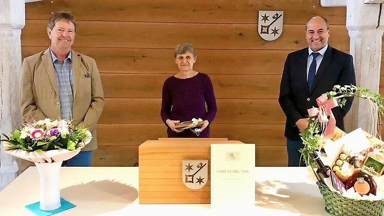 Reinhold Hofmann (l.) und Johannes Krapp gratulierten Angelika Öfelein zum Dienstjubiläum. Foto: privat