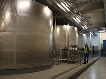 Produktionsleiter Andreas Zink an den Mineralwassertanks: Jeder der insgesamt sechs Tanks fasst 100.000 Liter "Ein Tank reicht fünf bis sechs Stunden, dann ist er leer", schildert er die Dimension der Abfüllung. Foto: Ulrike Müller