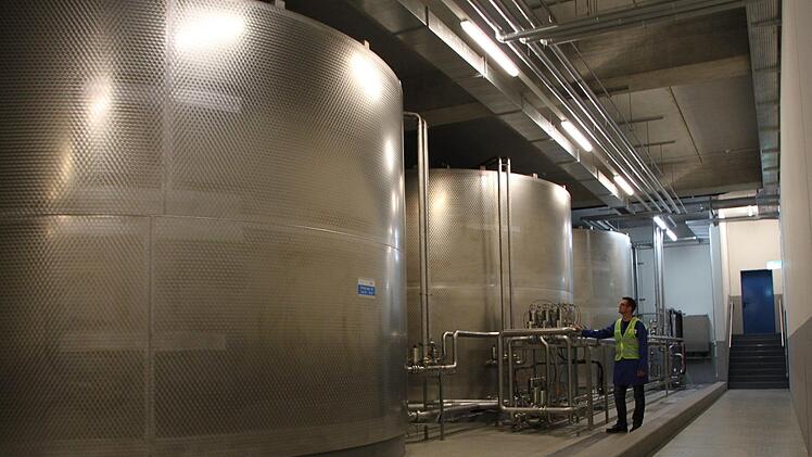 Produktionsleiter Andreas Zink an den Mineralwassertanks: Jeder der insgesamt sechs Tanks fasst 100.000 Liter "Ein Tank reicht fünf bis sechs Stunden, dann ist er leer", schildert er die Dimension der Abfüllung. Foto: Ulrike Müller