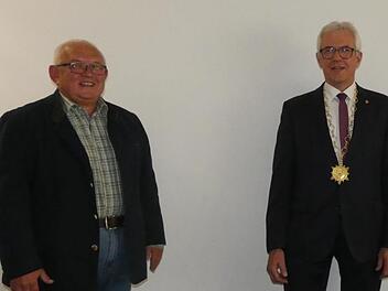 Norbert Geier (links), langjähriger CSU-Stadtrat und neuerdings Zweiter Bürgermeister, hat seiner Partei überraschend den Rücken gekehrt. Er wechselt in die Fraktion des Bürgermeisters Günther Werner (rechts) und wird Freier Wähler. Archiv/Christian Licha