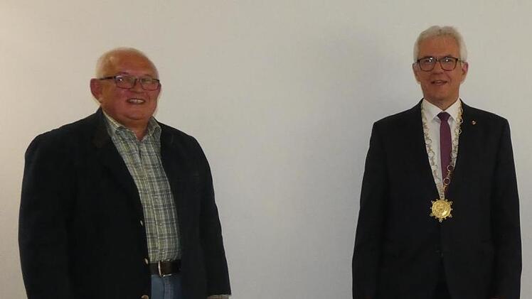 Norbert Geier (links), langjähriger CSU-Stadtrat und neuerdings Zweiter Bürgermeister, hat seiner Partei überraschend den Rücken gekehrt. Er wechselt in die Fraktion des Bürgermeisters Günther Werner (rechts) und wird Freier Wähler. Archiv/Christian Licha