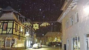 Zwar strahlen auch heuer die Lichter in Hammelburgs Stra&szlig;en und am Marktplatz, doch wird die vorweihnachtliche Zeit in der Saalestadt etwas anders ausfallen als gewohnt.  Foto: Archiv/Sebastian Hose