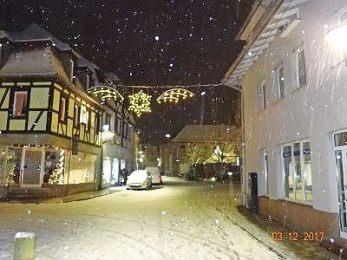 Zwar strahlen auch heuer die Lichter in Hammelburgs Straßen und am Marktplatz, doch wird die vorweihnachtliche Zeit in der Saalestadt etwas anders ausfallen als gewohnt.  Foto: Archiv/Sebastian Hose