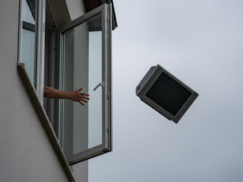 Polizeieinsatz in W&uuml;rzburg: Mann schmei&szlig;t Fernseher und Computer aus Fenster