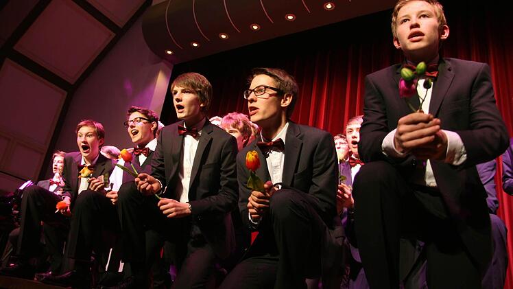 Der Männerchor schmachtete mit Blumen in der Hand "Liebling, mein Herz lässt dich grüßen".