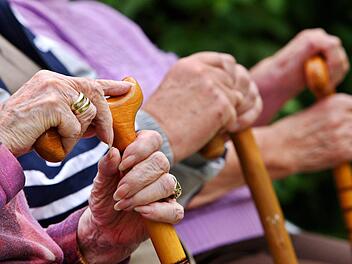 Senioren sitzen mit Gehstöcken auf einer Parkbank. Viele von ihnen bekommen einen gerichtlich bestellten Betreuer. Die Zahl der Fälle steigt. Foto: Oliver Berg/dpa