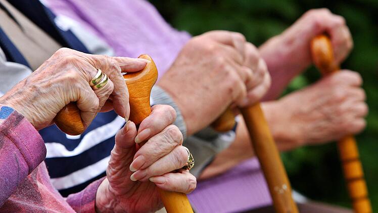 Senioren sitzen mit Gehstöcken auf einer Parkbank. Viele von ihnen bekommen einen gerichtlich bestellten Betreuer. Die Zahl der Fälle steigt. Foto: Oliver Berg/dpa