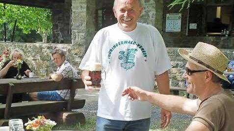 Mit einem freundlichen Spruch auf den Lippen bewirtet Helmut Großmann Holger Arnold.