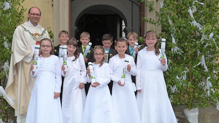 Geusfeld - Neun Kinder aus der Pfarreiengemeinschaft "Heilig Geist Rauhenebrach" feierten in der Pfarrkirche St. Kilian Geusfeld Erstkommunion mit Pfarrer Kurt Wolf Kilian Müller: Bastian Bäuerlein, Luca Bäuerlein, Johanna Weigel, Anna Schmidt Sophia Stahl, Elisa Riegel (Geusfeld), Jonathan Jäger und Felizia Lang (Wustviel).  Foto: Helmut Kistner