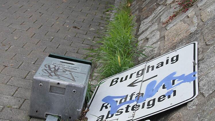Der Damm der Kulmbacher Flutmulde ist abgegraben. Spundwände sorgen dafür, dass auch in der Bauphase die Anwohner vor Hochwasser geschützt sind. Foto: Sonja Adam