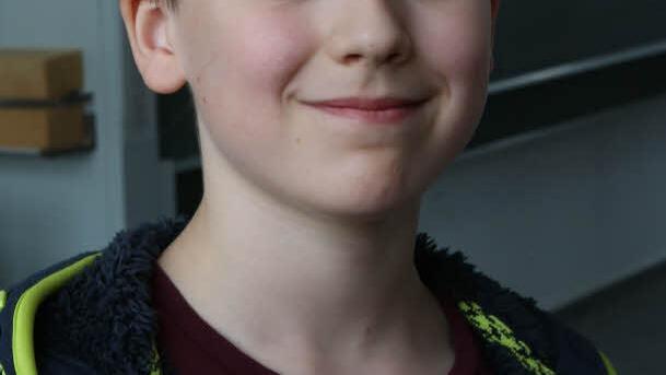 Simon (10): "Ich habe schon mal gehört, dass WhatsApp Nachrichten mitlesen kann, das finde ich blöd. Ich schalte jetzt das WLAN an meinem Handy aus, wenn ich aus dem Haus gehe." Foto: Barbara Hebst
