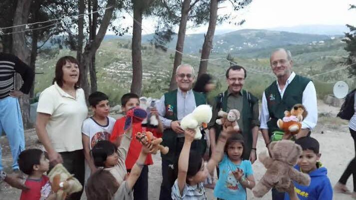 Pfarrer Walter Ries (Mitte) und sein Reisebegleiter Andreas Höllein (rechts) bringen Spielzeug aus Stegaurach mit.