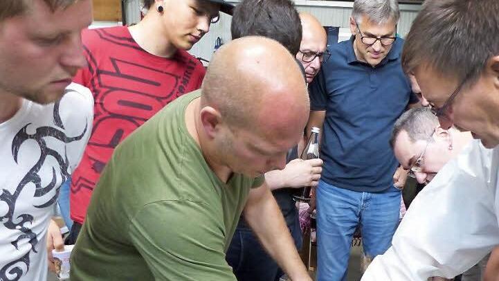 Unter den wachsamen Augen von Veterinärmediziner Werner Hornung (rechts) zeigt Gastgeber Christian Wilhelm (links) wie die Entnahme der Trichinenprobe am Zwerchfellpfeiler beim Wildschwein funktioniert. Foto: cz
