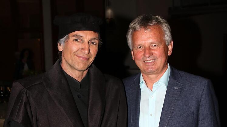 Nach der Vorstellung waren alle Besucher zu einem Gläschen Sekt eingeladen und konnten mit den Schauspielern auf einen gelungenen Abend anstoßen. Foto: Jürgen Gärtner