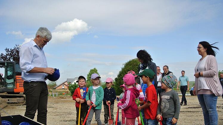 Schaufeln f&uuml;r die Kleinen, Helme f&uuml;r die Gro&szlig;en. Alle gut ausgestattet. Foto: Franziska Wagner