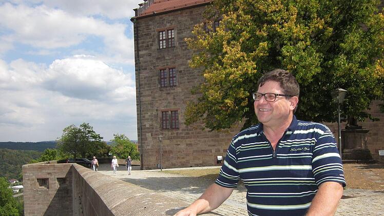 Diavorträge mit alten Kulmbacher Ansichten, Stadt-, Keller- und Friedhofsführungen: Kulmbach ist Erich Olbrichs Hobby. Der  Wahlkulmbacher, der seinen Geburtstag auf der   griechischen Ferieninsel Kos verbringt, wird  am Montag 60. Foto: Stephan Tiroch