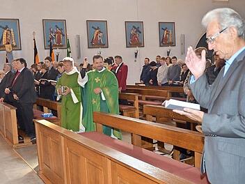 Pfarrer Anton Heinz (Mitte rechts) spendet den Segen in der St.-Bartholomäus-Kirche Rothenkirchen anlässlich seiner Einführung zum Pfarrvikar.  Foto: K.- H. Hofmann