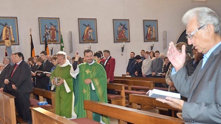 Pfarrer Anton Heinz (Mitte rechts) spendet den Segen in der St.-Bartholomäus-Kirche Rothenkirchen anlässlich seiner Einführung zum Pfarrvikar.  Foto: K.- H. Hofmann