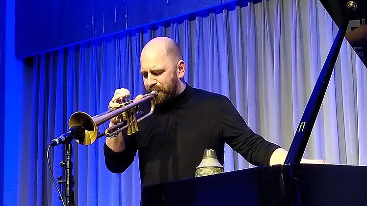 Bemerkenswert vielseitig: Sebastian Studnitzky beeindruckte als Trompeter, Pianist und Klangtüftler bei Leise am Markt in Coburg.Foto: Jochen Berger
